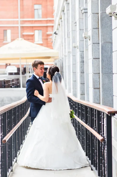 Solo pareja casada al aire libre —  Fotos de Stock