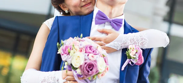 Stijlvolle mooie gelukkige bruid en bruidegom, vieringen buiten bruiloft — Stockfoto