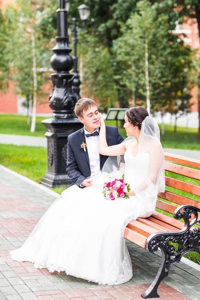 Just married couple outdoors — Stock Photo, Image