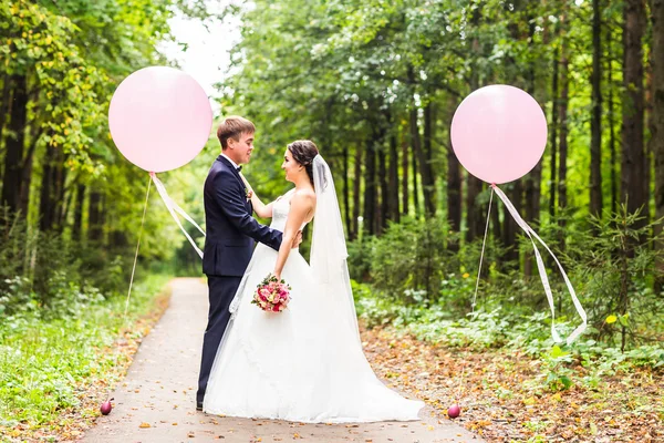 Snygg vacker lyckliga bruden och brudgummen, bröllop fester utomhus — Stockfoto