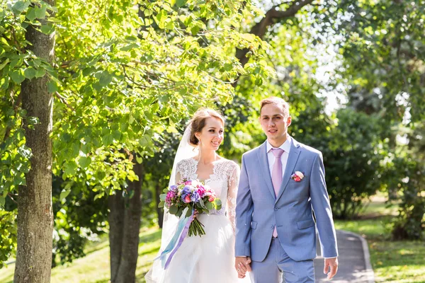 Just married couple outdoors — Stock Photo, Image