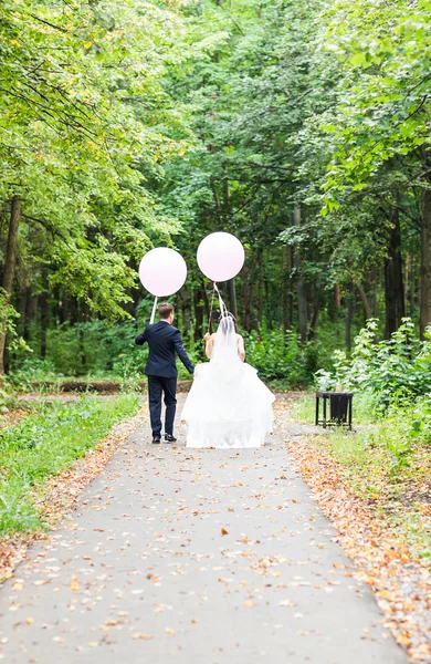 Жених и невеста в день свадьбы на открытом воздухе — стоковое фото