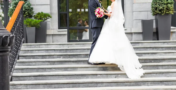 Solo pareja casada al aire libre —  Fotos de Stock