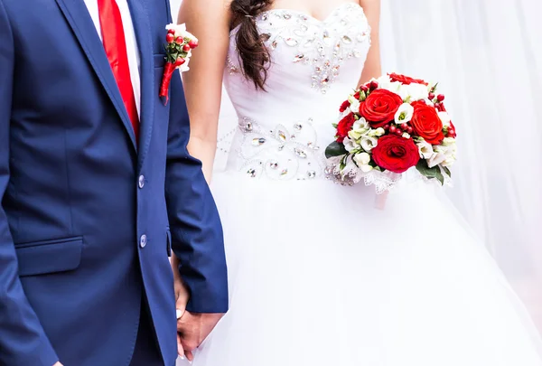 Schönes junges Hochzeitspaar im Freien — Stockfoto