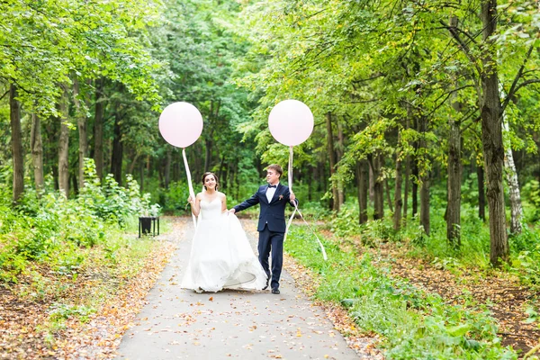 Solo pareja casada al aire libre —  Fotos de Stock