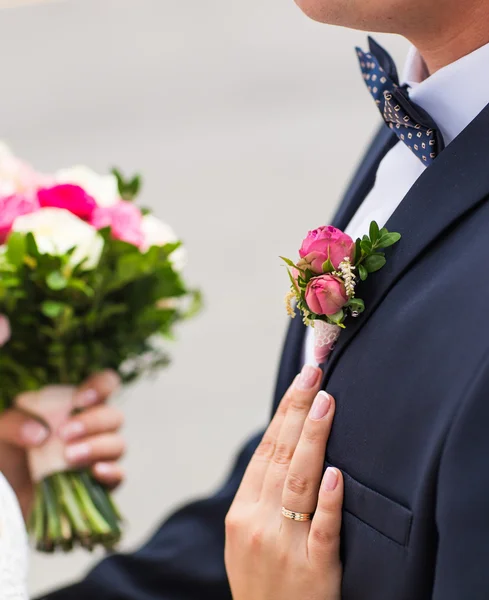 Bruid en bruidegom op hun trouwdag buitenshuis — Stockfoto