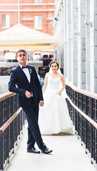 Νύφη και ο γαμπρός την ημέρα του γάμου τους σε εξωτερικούς χώρους — Φωτογραφία Αρχείου