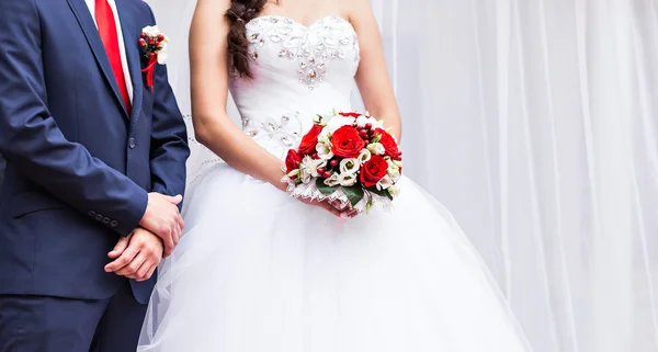 Noiva feliz bonita elegante e noivo, celebrações de casamento ao ar livre — Fotografia de Stock