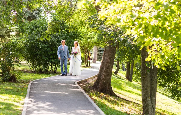 Braut und Bräutigam am Hochzeitstag im Freien — Stockfoto