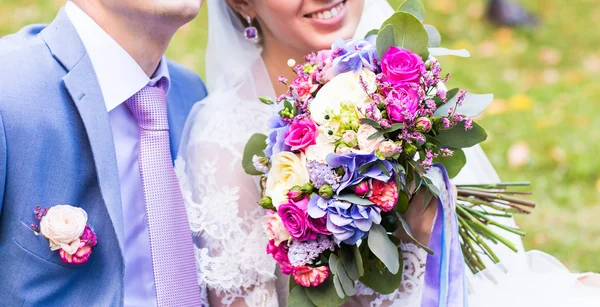 Snygg vacker lyckliga bruden och brudgummen, bröllop fester utomhus — Stockfoto