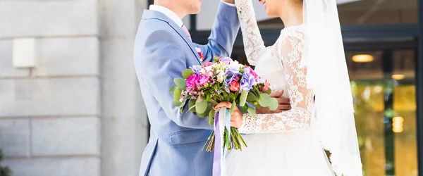 Élégant beau marié et mariée heureux, célébrations de mariage en plein air — Photo