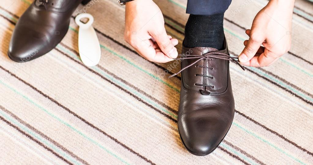 Junger Beim Drinnen Up Mann Elegante Binden Schuhe Close 7gbYyf6