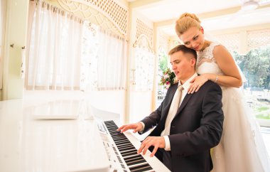 Piyano ile evlilik çift.