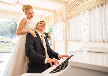 Piyano ile evlilik çift.