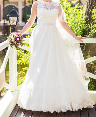 Gelinlerin elinde güzel bir buket.