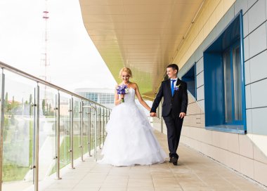 Şık güzel mutlu gelin ve damat, kutlamalar açık havada düğün