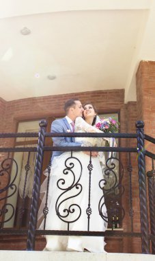 Şık güzel mutlu gelin ve damat, kutlamalar açık havada düğün