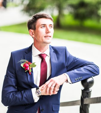 Smokin ve kravat poz seksi adam