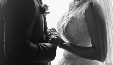 Düğün çifti el ele tutuşuyor.