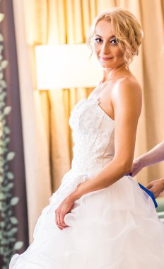 nedime elbise gelin yardımcı oluyor