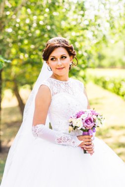 Güzel düğün buketi Gelinin ellerinde