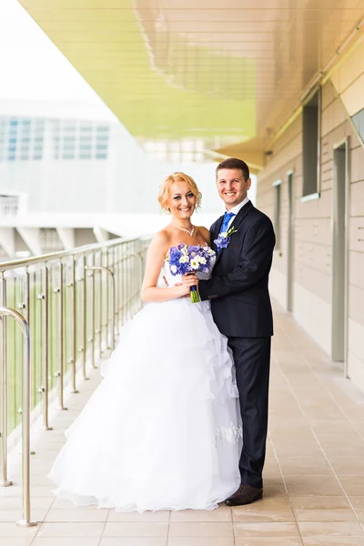 Élégant beau marié et mariée heureux, célébrations de mariage en plein air — Photo