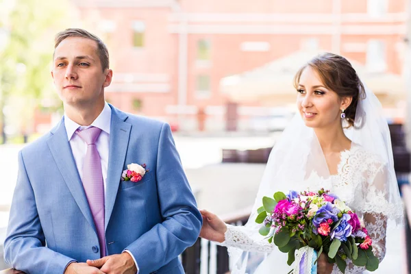 Novia y novio en el día de su boda al aire libre — Foto de Stock