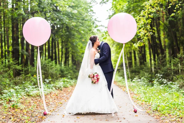 Şık güzel mutlu gelin ve damat, kutlamalar açık havada düğün