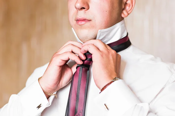 Vértes portréja jóképű üzletember, öltöny nyakkendő beltéri elhelyezés — Stock Fotó