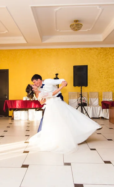 Bruid en bruidegom dansen — Stockfoto