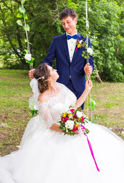 Noiva e noivo em seu dia de casamento — Fotografia de Stock