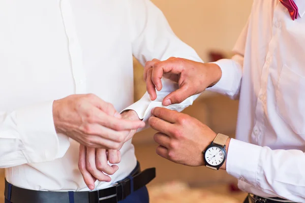 Sağdıç damat kol düğmeleri yakın çekim koymak yardımcı olur. — Stok fotoğraf