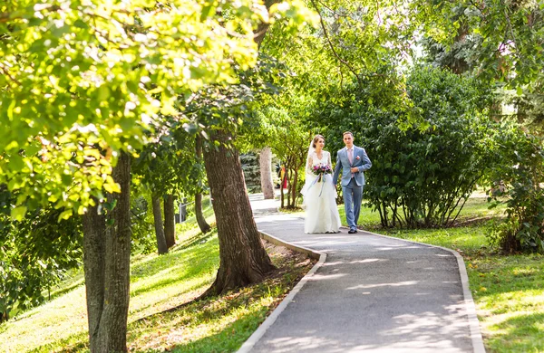 Apenas casal ao ar livre — Fotografia de Stock