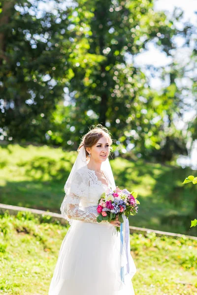 Fiori di nozze, Donna che tiene bouquet colorato con le mani il giorno del matrimonio — Foto Stock