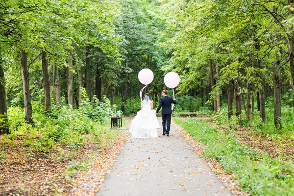 Bruden och brudgummen på deras bröllopsdag utomhus — Stockfoto