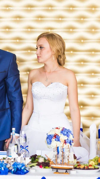 Emotional beautiful newlywed couple smiling at wedding reception — Stock Photo, Image