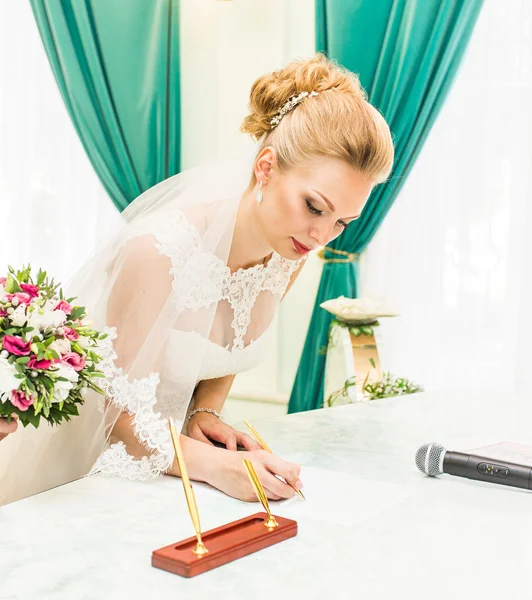 Novia y novio firmando licencia de matrimonio o contrato de boda — Foto de Stock