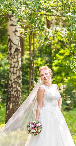 buket çiçek açık ile güzel bir gelin