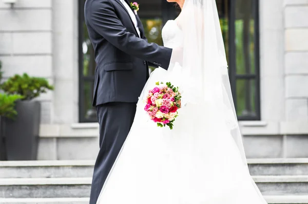 Гарний весільний букет в руці наречених — стокове фото