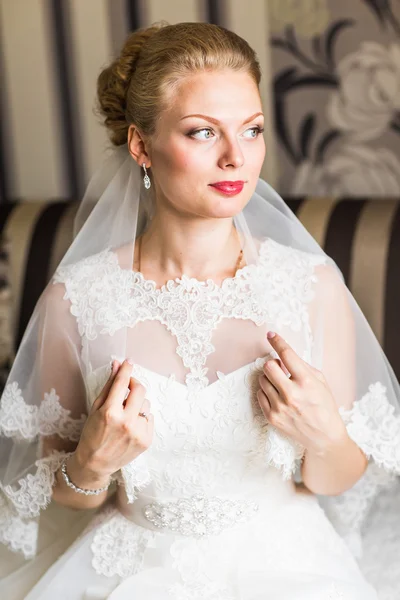 Hermosa novia con peinado de boda de moda. Primer plano retrato de joven novia hermosa . — Foto de Stock