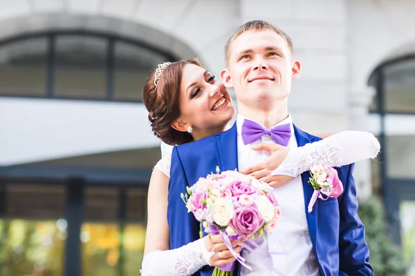 Joli jeune couple de mariage en plein air — Photo