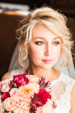 Gülümseyen güzel bir gelin portresi yakın çekim.