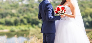 Şık güzel mutlu gelin ve damat, kutlamalar açık havada düğün