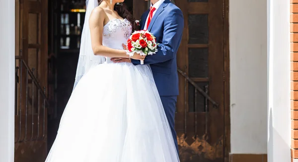Sposo e sposo il giorno del loro matrimonio all'aperto — Foto Stock