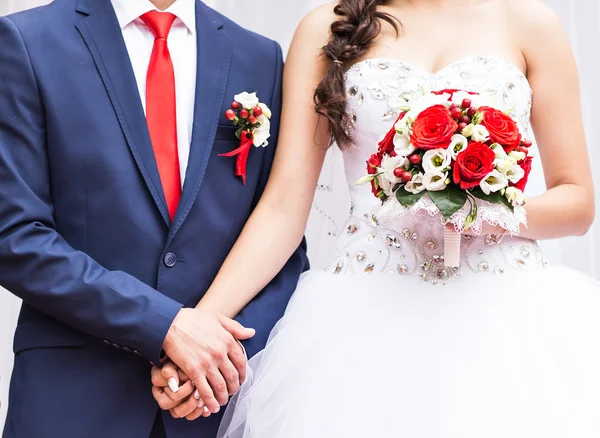 Schönes junges Hochzeitspaar im Freien — Stockfoto