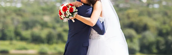 Noiva feliz bonita elegante e noivo, celebrações de casamento ao ar livre — Fotografia de Stock