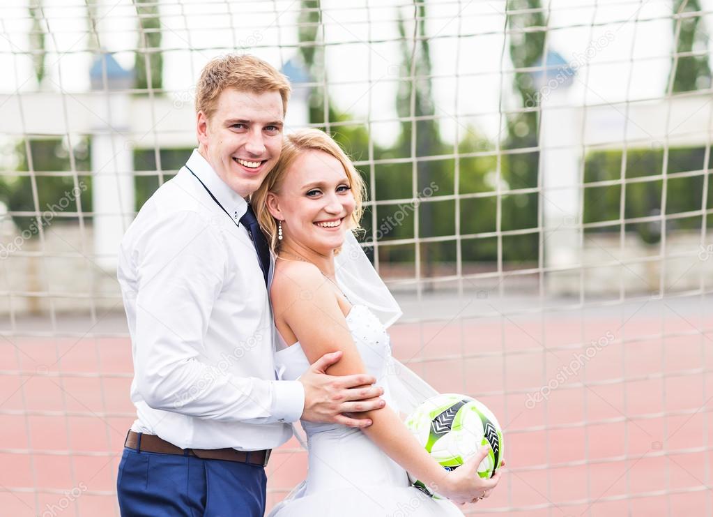 欧州サッカー選手権大会のコンセプトです サッカー スタジアムで結婚式のカップル ストック写真 C Satura 欧州サッカー選手権大会のコンセプトです サッカー スタジアムで結婚式のカップル ストック写真 C Satura
