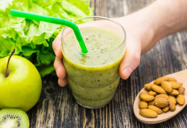 Kivi ile sağlıklı yeşil güler yüzlü, rustik ahşap arka plan üzerinde elma.