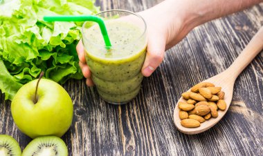 Kivi ile sağlıklı yeşil güler yüzlü, rustik ahşap arka plan üzerinde elma.