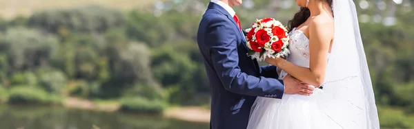 Bruden och brudgummen på deras bröllopsdag utomhus — Stockfoto